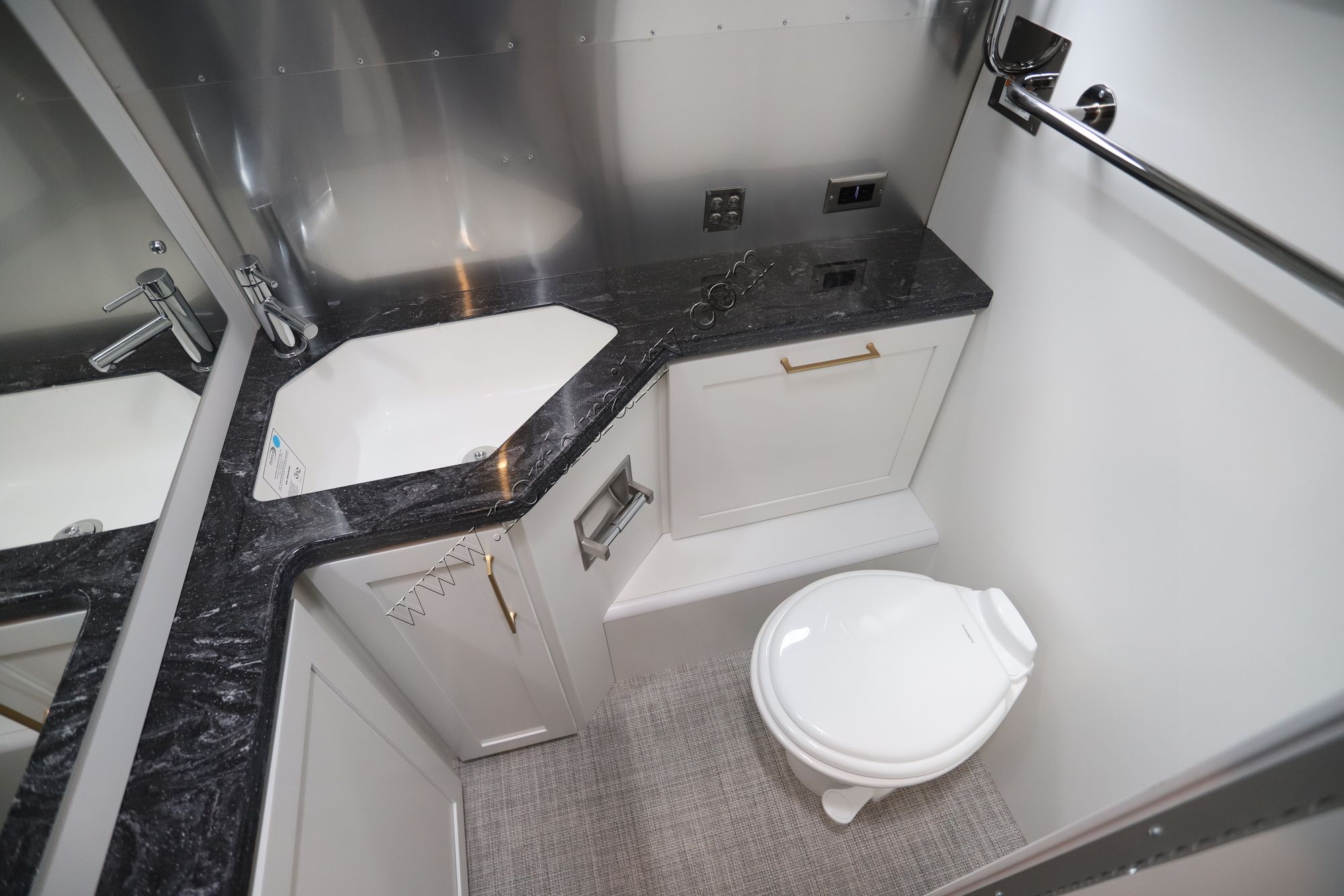 New 2026 Airstream Classic 30RB Travel Trailer  For Sale