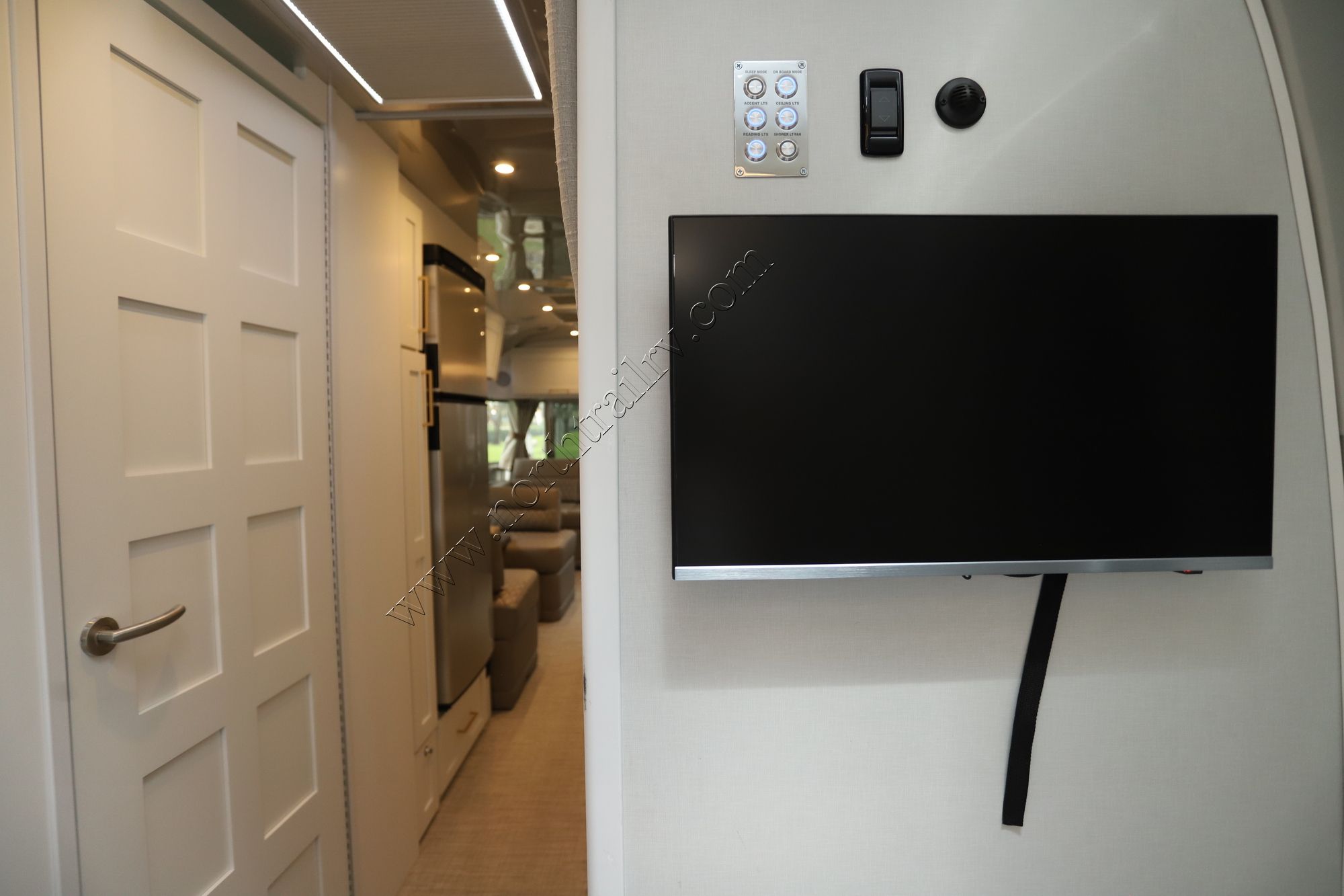 New 2026 Airstream Classic 30RB Travel Trailer  For Sale