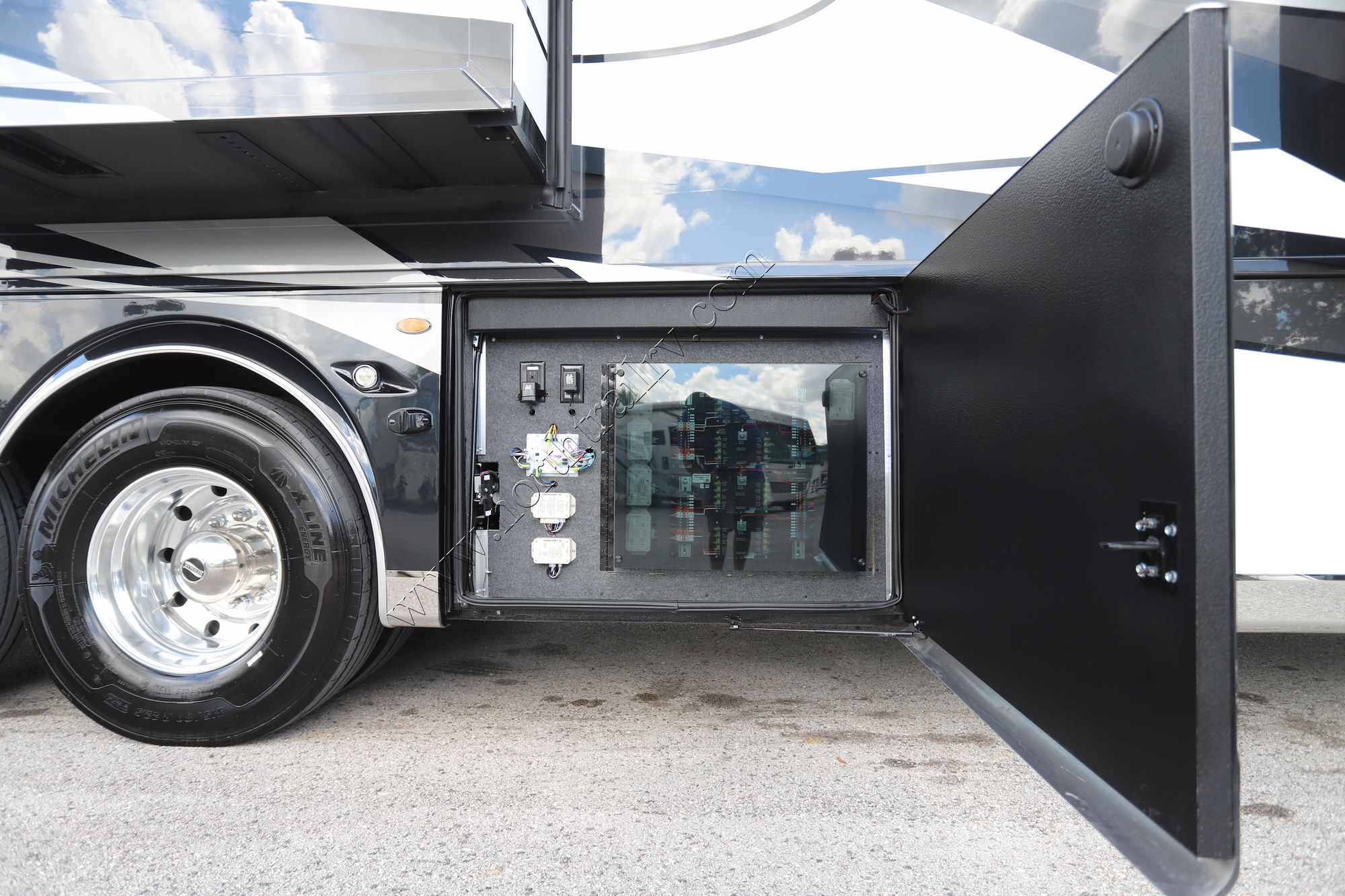 New 2026 Newmar Essex 4595 Class A  For Sale